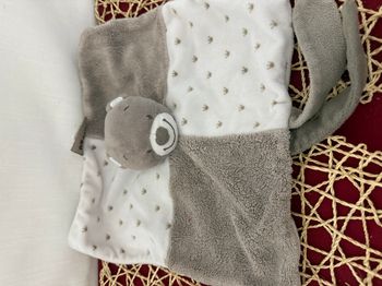 Doudou plat Tom ours NATTOU Max, Noa & Tom beige blanc