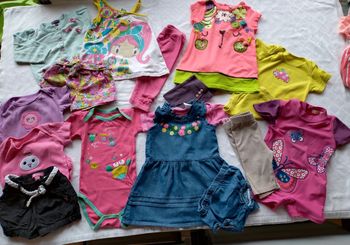 Lot 4 ensembles et 1 maillot de bain 12 mois fille été
