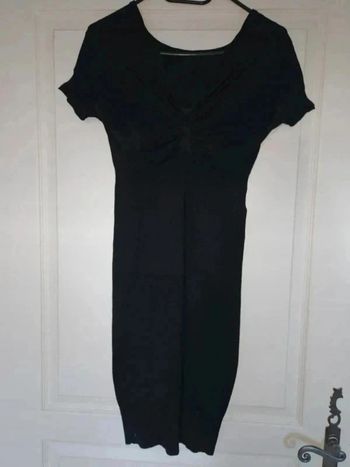 Jolie robe noire à manches courtes