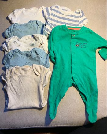 Lot de 7 articles bébé Primark 4,5kg