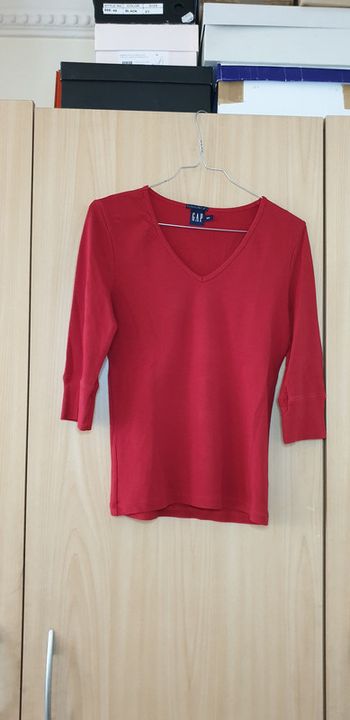 Tres jolie haut rouge col v de chez Gap taille S