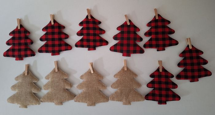 Lot de 11 petits sapins à suspendre avec une épingle à linge