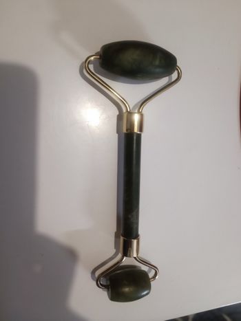 Rouleau de massage pour le visage en jade