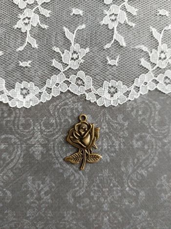 magnifique pendentif rose couleur bronze