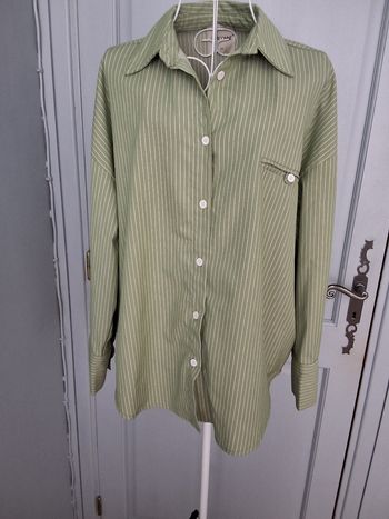 Chemise longue et large, couleur vert et rayures blanches,  taille S/M
