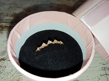 Bague femme avec 5 petites pierres blanches