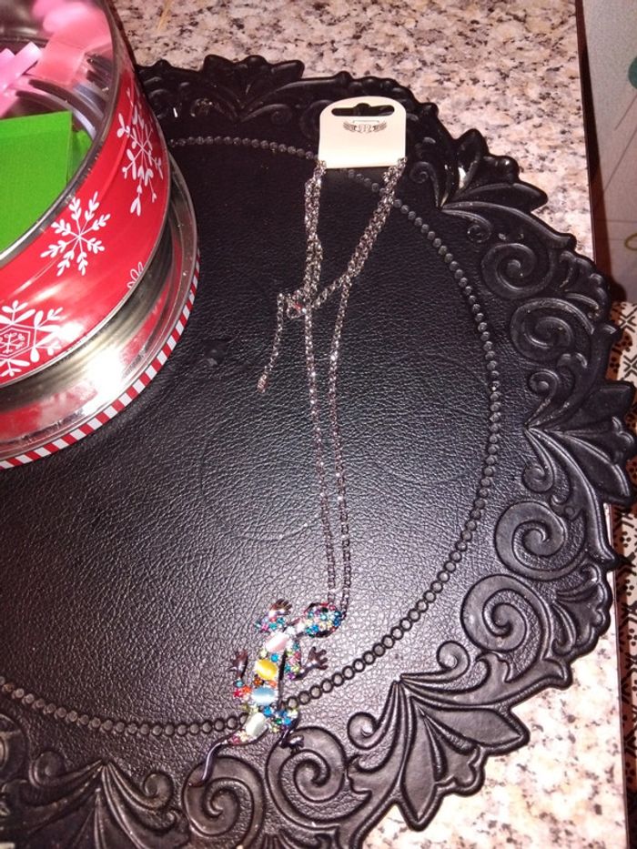 Collier pendentif caméléon avec pierre