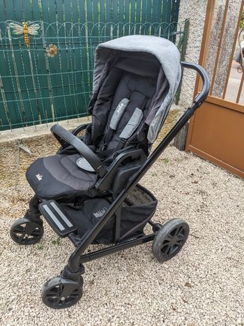 Poussette joie chrome en très bon état et propre