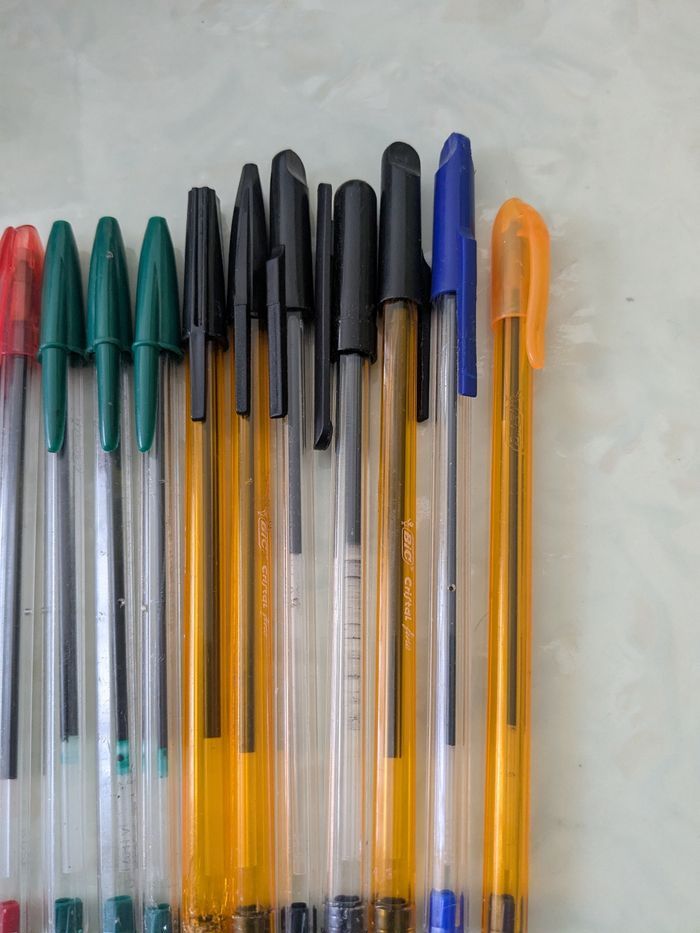 Lot de 16 Stylos Bic rouges, verts, noirs et bleus. - photo numéro 3