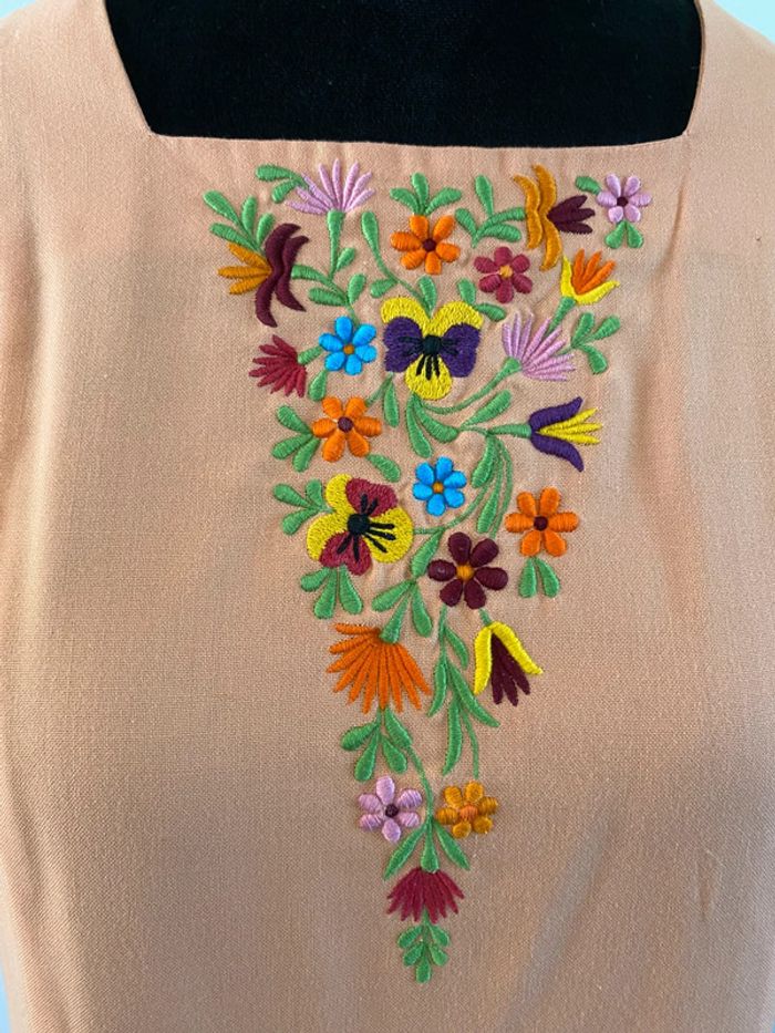 Robe vintage Bragard de service abricot avec broderies taille 40 / 42 - photo numéro 3