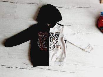 Vêtement garçon gilet zippé à capuche noir et blanc motif tigre et léopard Du pareil au même DPAM 4 ans