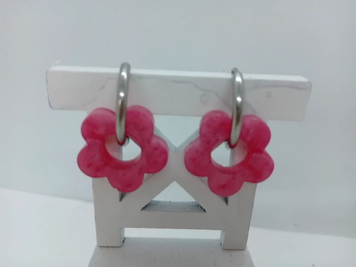 Boucles d'oreilles anneaux petites fleurs rose résine - photo numéro 3