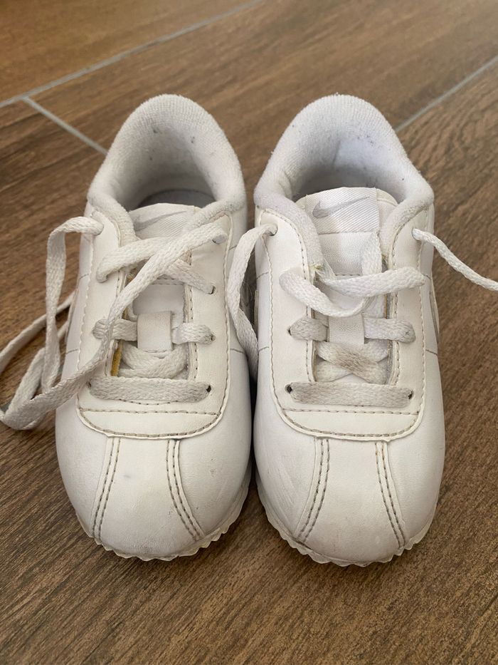 Nike blanche taille 25 - photo numéro 2