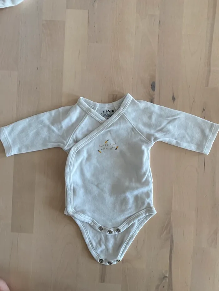 Lot 3 bodys + salopette - taille 1 mois - photo numéro 5