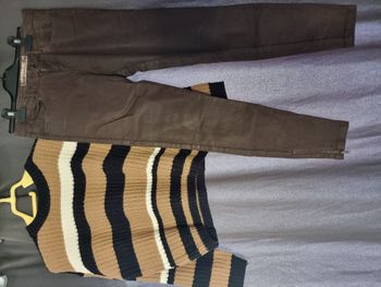 ensemble composé d'un jean huilé zara taille 34 et d'un pull jennyfer XS