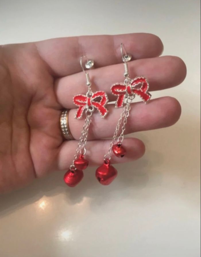 Boucles d’oreilles 🎀 NEUVES pour femme forme de noeuds couleurs argenté et rouge