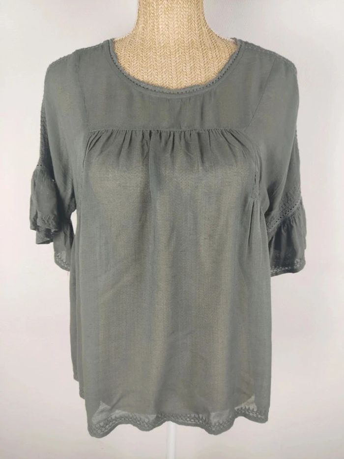 Blouse légère manches courtes kaki gris détails broderies taille S Sud Express
