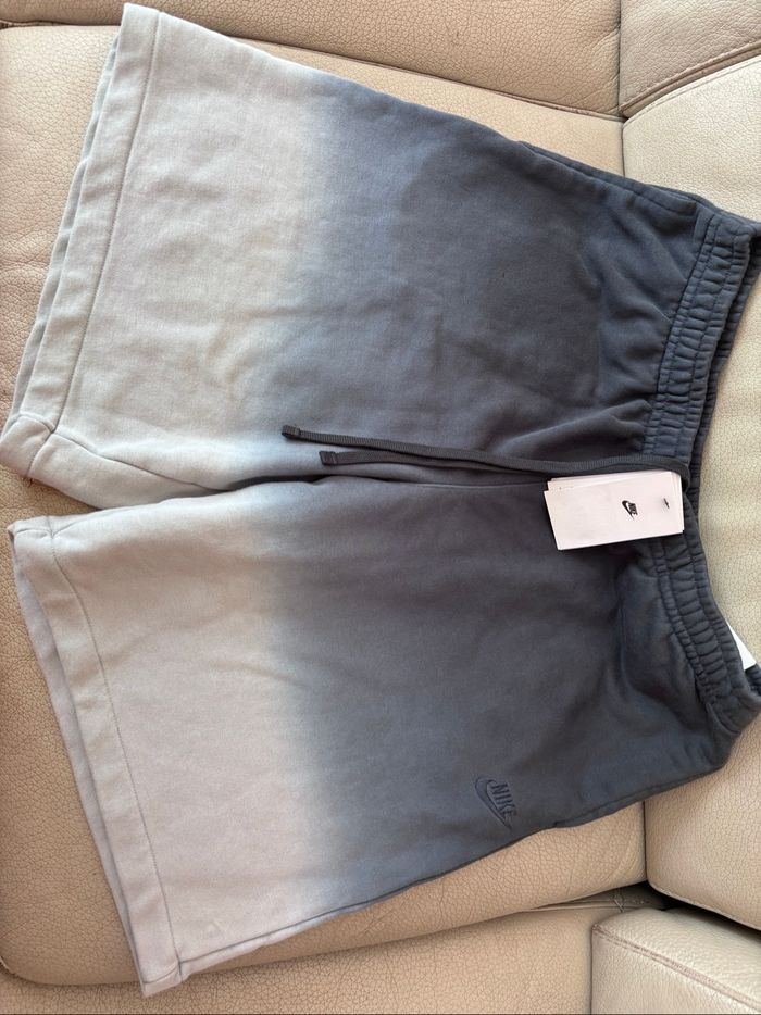 Short NIKE neuf avec étiquette taille  L - photo numéro 2