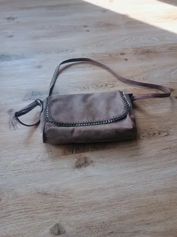 Sac bandoulière effet daim prune avec chaîne décorative