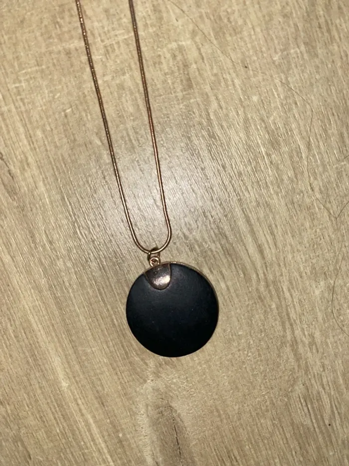 Collier doré et noir - photo numéro 2