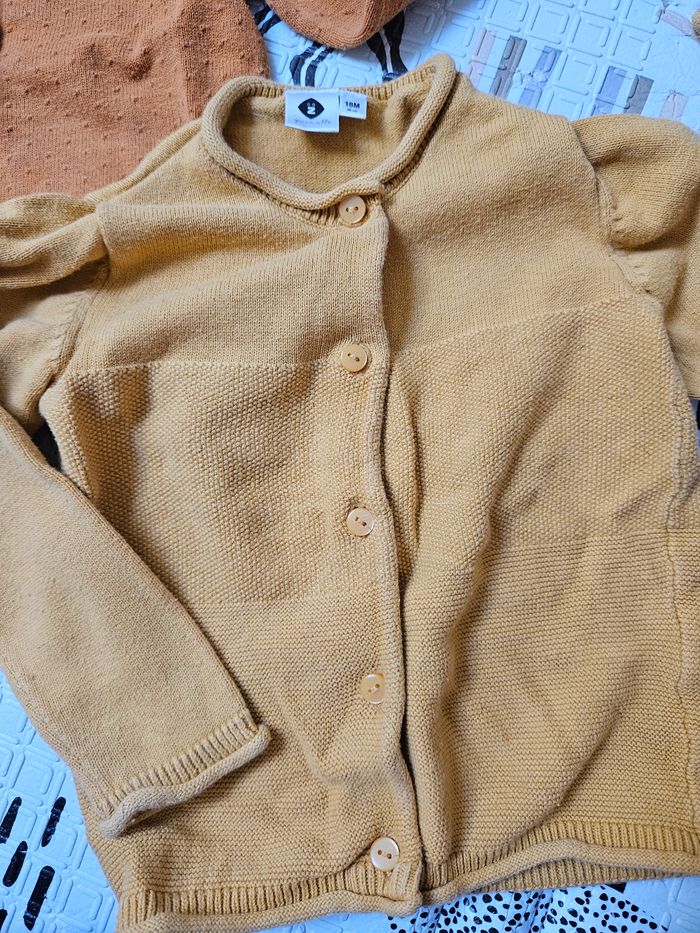 Lot 2 gilets moutarde 18 mois - photo numéro 2