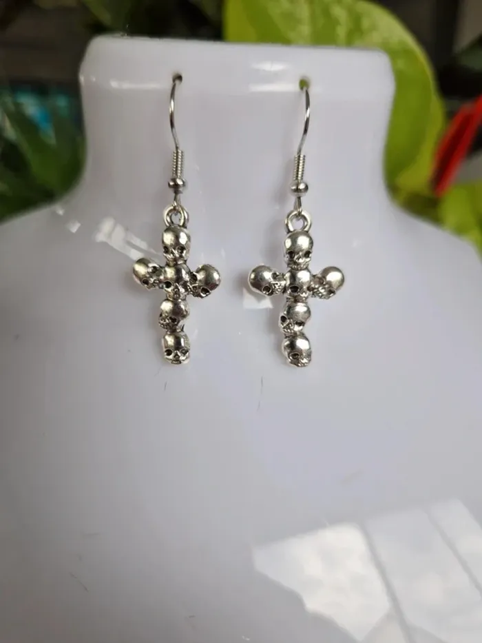 Boucles d'oreilles fantaisies argentées croix et tête de mort