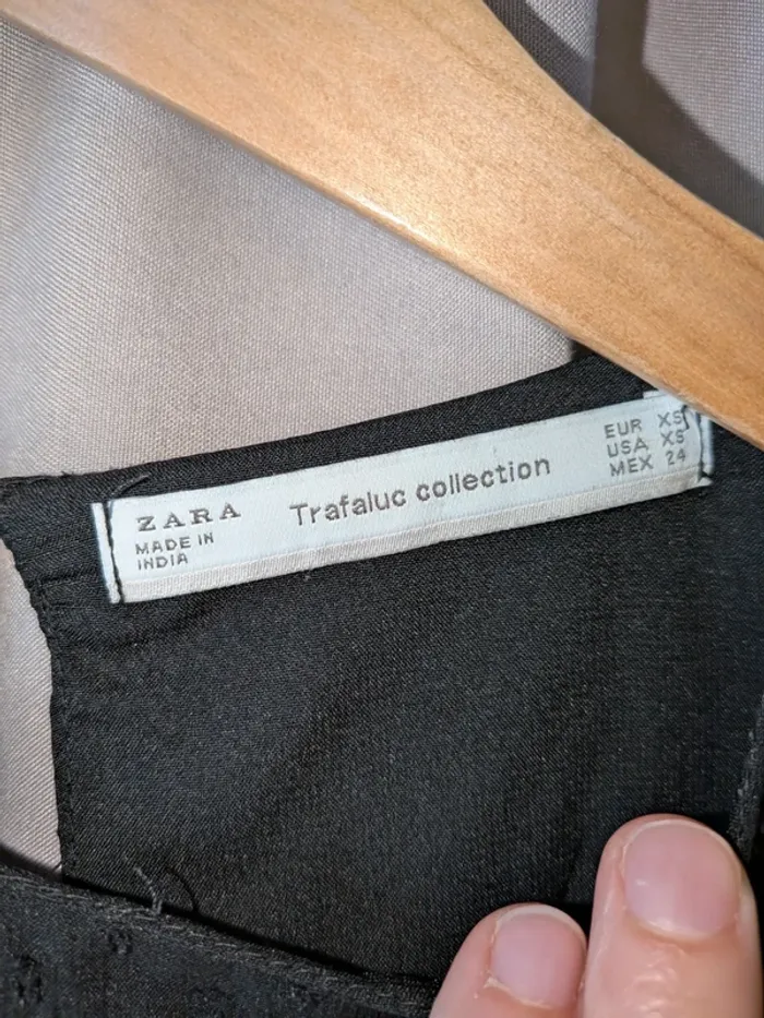 Blouse brodée, dos ouvert - photo numéro 3