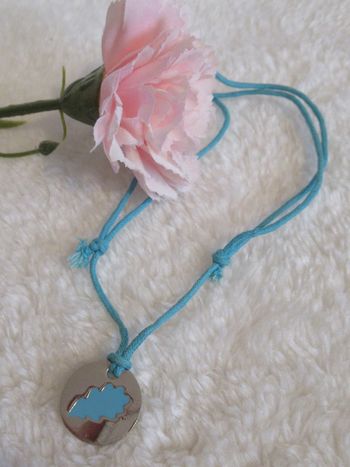 Collier fantaisiste - Plaque avec motif feuille