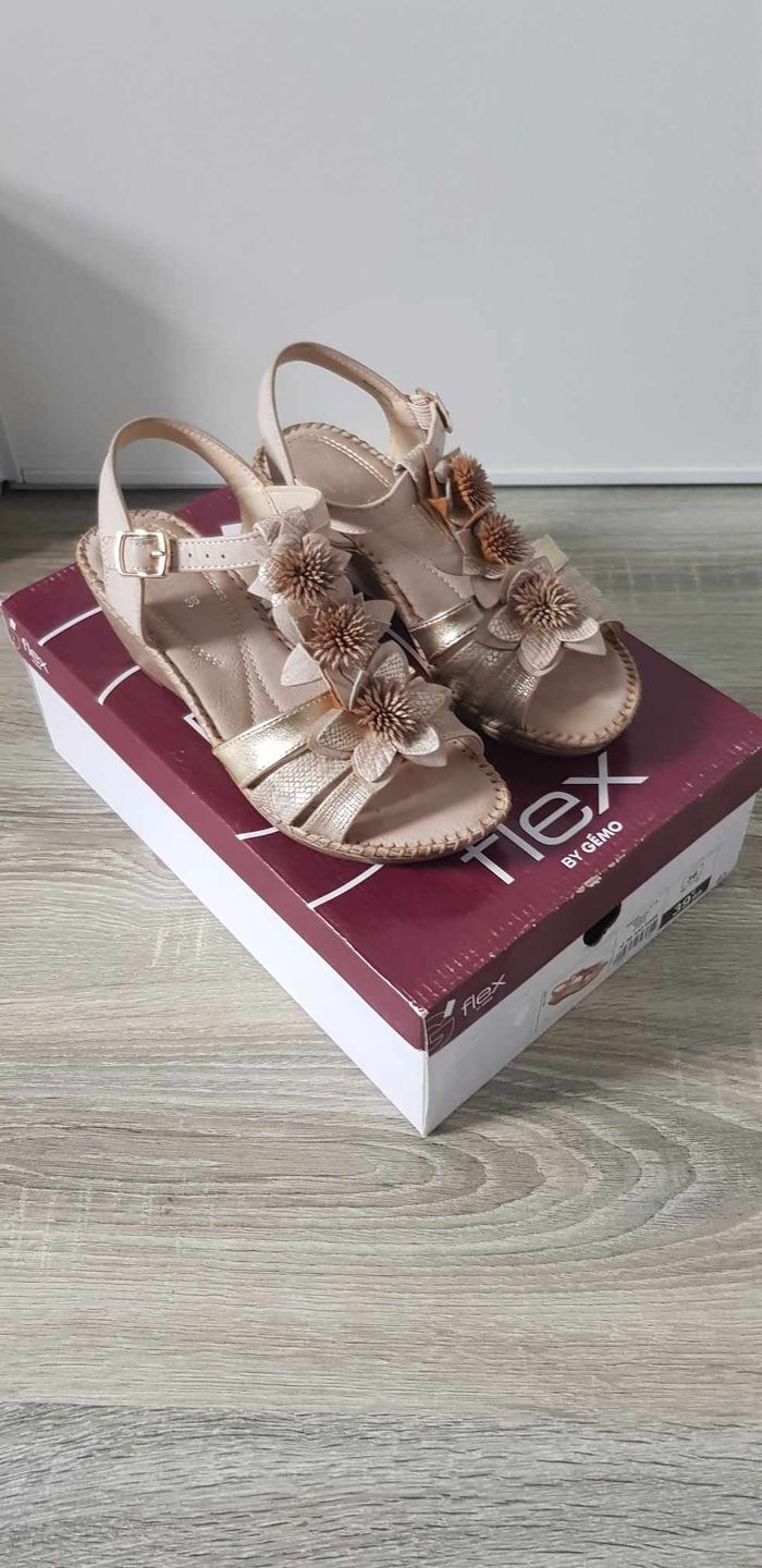 Sandales à talons compensés