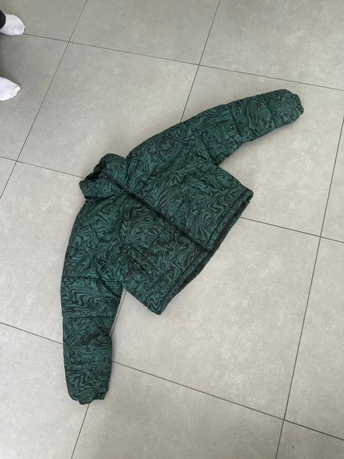 Doudoune verte et noire avec motifs – Taille L – Très bon état