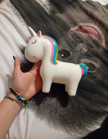 Tirelire licorne multicolore.