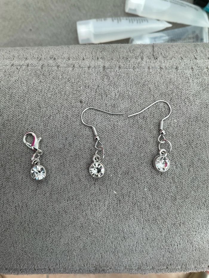 Boucles d’oreille et breloque argentée neuve