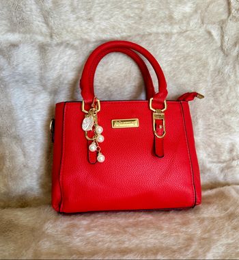 Une petite pépite rouge tendance chic pour ce sac à main élégant