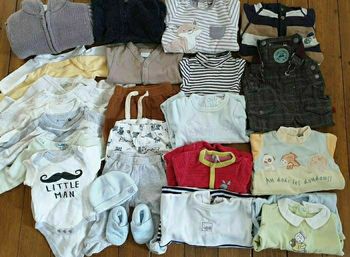 Lot de 26 pieces de vêtements bébé 1 mois en bon état. Vente a 29 euros ce qui revient à environ  1 euro le vêtement. Toute sorte de marque dans le lot. Un seul petit défaut sur le gilet gris, pris en photo pour le notifier.