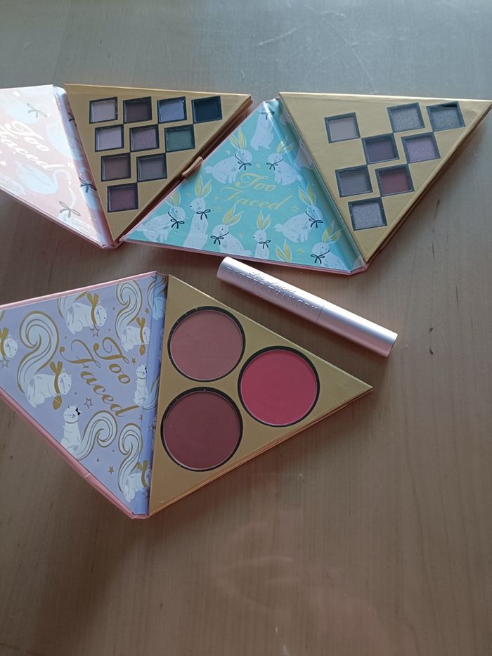 PALETTE DE MAQUILLAGE EN FORME DE SAPIN TOO FACED TRES ORIGINAL - photo numéro 3