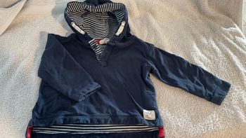 Pull à capuche.