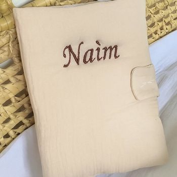 Protege carnet de santé beige broderie marron du prénom
