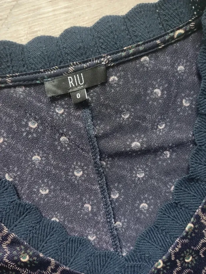 Blouse manches 3/4 à volants motifs graphiques sur fond bleu nuit taille 36 Riu - photo numéro 7