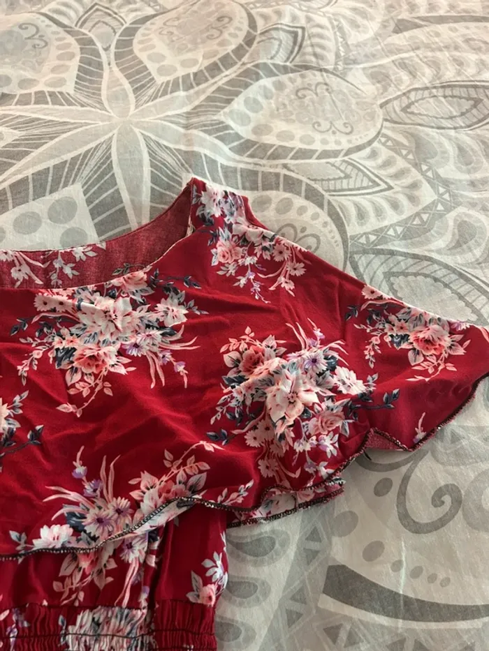 Très jolie robe de couleur rouge à motifs fleuris - photo numéro 4