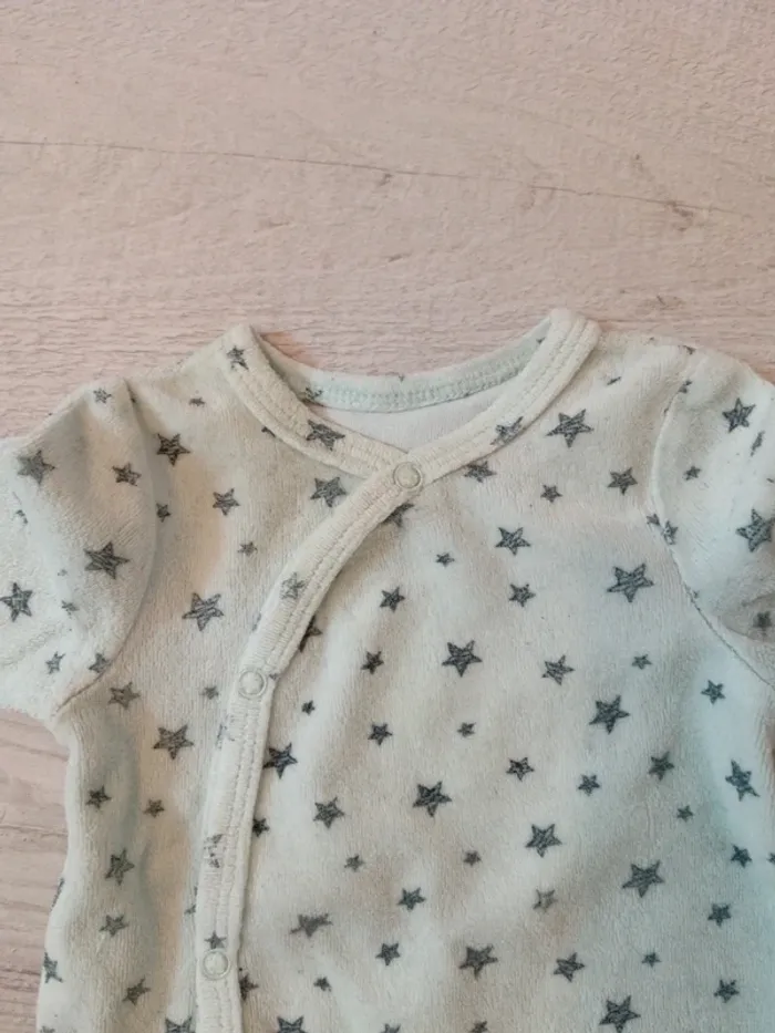 Pyjamas 1 mois bon etat - photo numéro 4