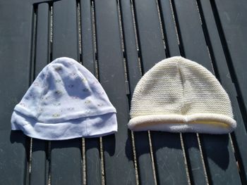 Lot de deux bonnets de naissance fille