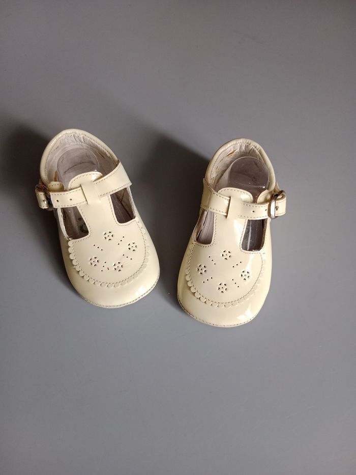 Chaussures bébé neuves cuir souple crème taille 18 - photo numéro 2