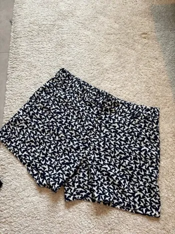 Short bleu marine et blanc motif oiseau Zara taille XS