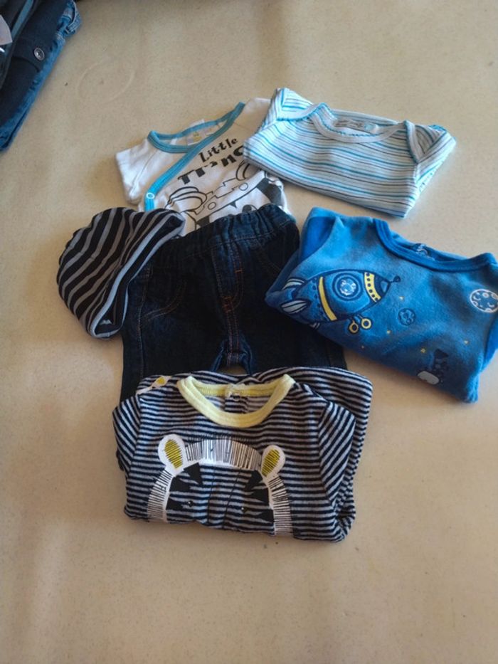 Lot vêtements bébé 0/1 mois. Très bon état