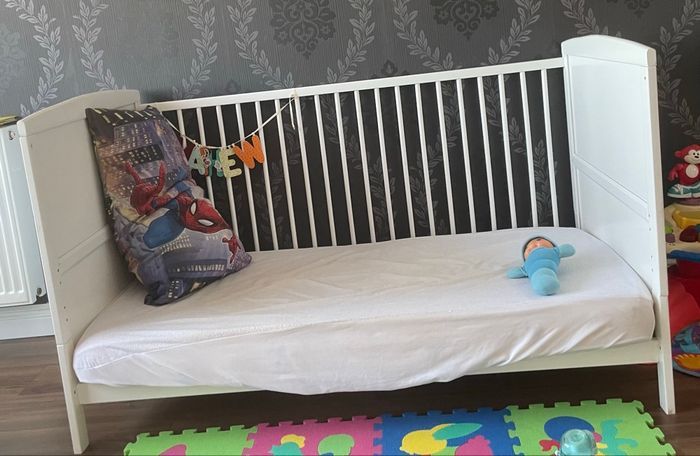 Lit enfant évolutif et matelas état neuf