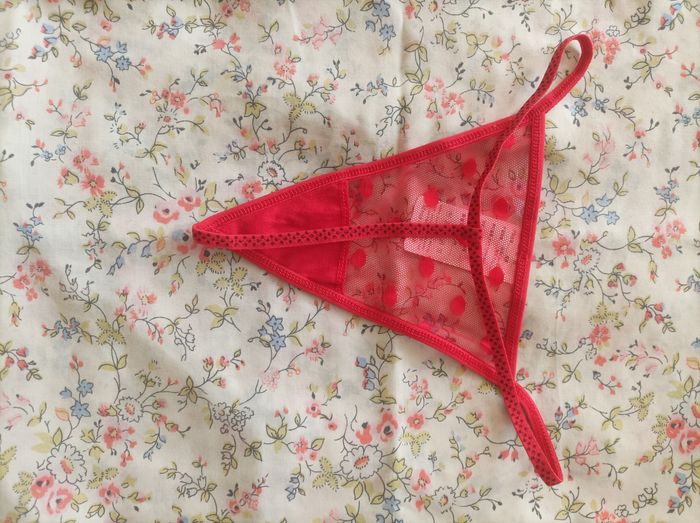 String neuf rouge taille S M - photo numéro 2