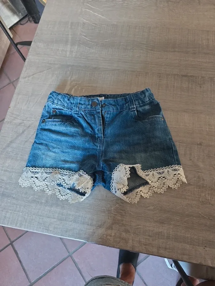 Short fille