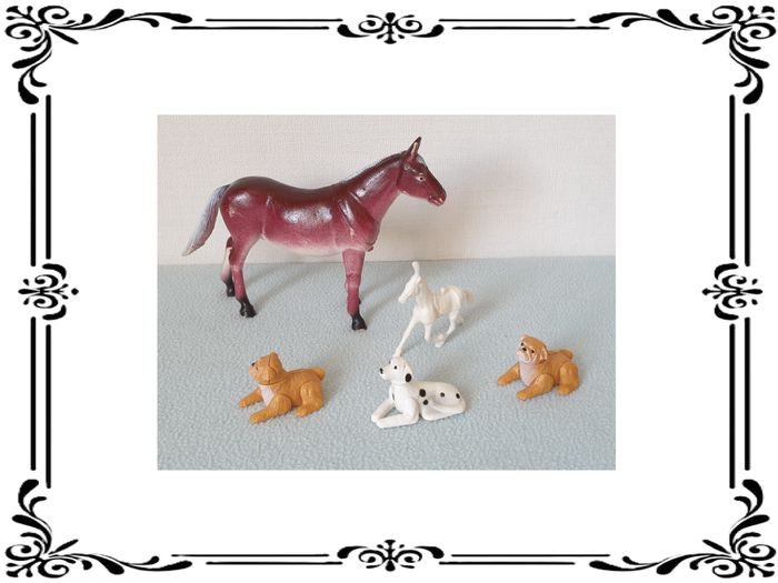 Chevaux et chiens.