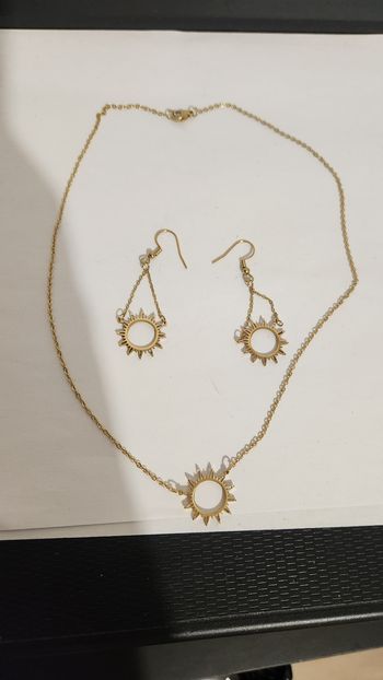 Collier et boucles d'oreilles soleil