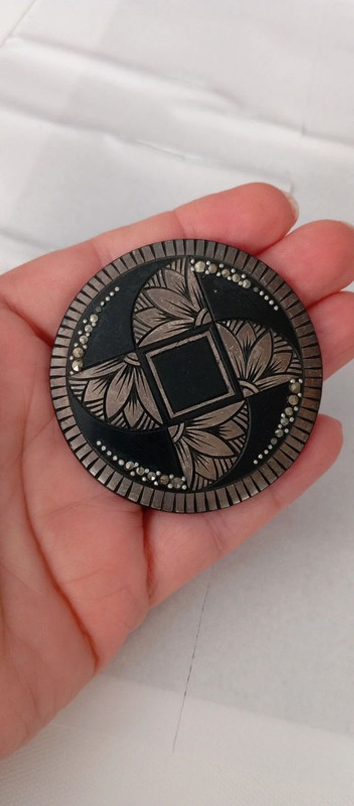 Broche ronde ancienne - photo numéro 2